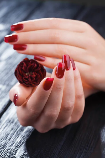 Bela Manicure Vermelha Com Flor Rosa Mesa Madeira Preta — Fotografia de Stock