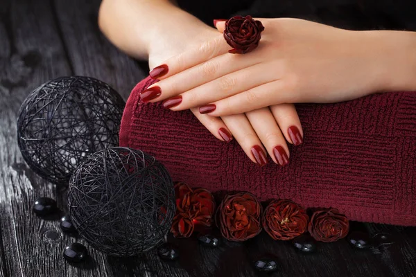 Piękny Czerwony Manicure Ręcznikiem Czarny Drewniany Stół Róże — Zdjęcie stockowe