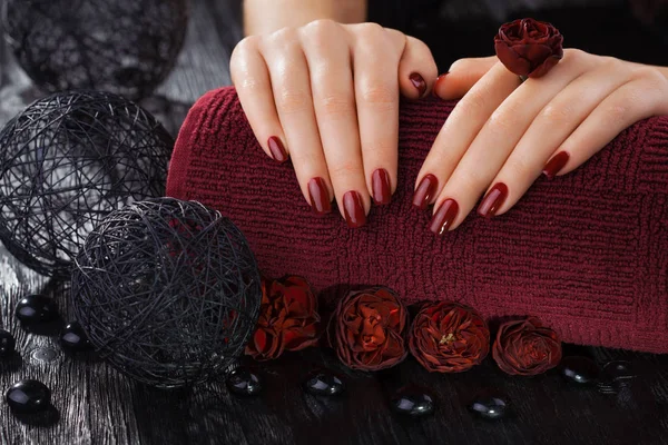 Beautiful Red Manicure Roses Towel Black Wooden Table — Stock Photo, Image