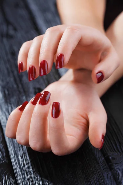 Bela Manicure Vermelha Mesa Madeira Preta — Fotografia de Stock