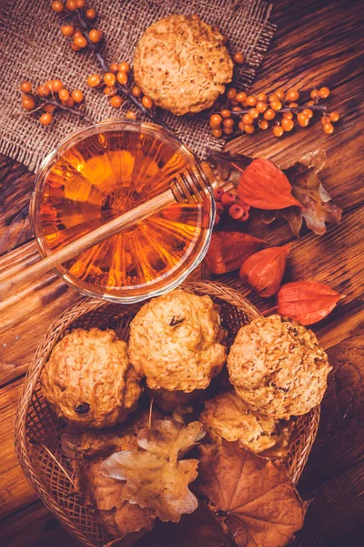 Muffins Mit Tee Und Honig Herbststilleben — Stockfoto