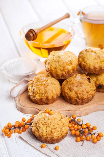 Muffins Com Chá Mel Fundo Madeira Branca — Fotografia de Stock