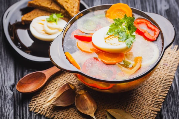 Sopa Legumes Frescos Uma Panela Fundo Madeira Preta — Fotografia de Stock