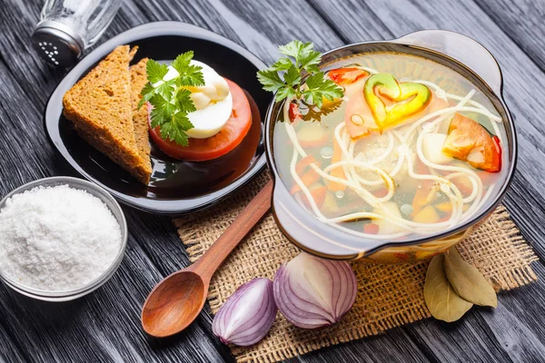 Sopa Legumes Frescos Com Macarrão Uma Panela Fundo Madeira Preta — Fotografia de Stock