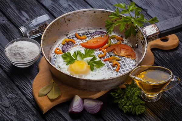 Frisch Zubereitete Köstliche Mahlzeit Aus Eiern Und Gemüse Auf Dem — Stockfoto