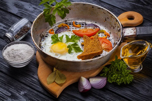 Frisch Zubereitete Köstliche Mahlzeit Aus Eiern Und Gemüse Auf Dem — Stockfoto