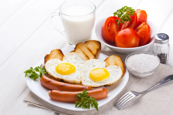 Śniadanie Walentynki Jajka Sadzone Kształcie Serca Kiełbaski Mleko Pomidory Biały — Zdjęcie stockowe