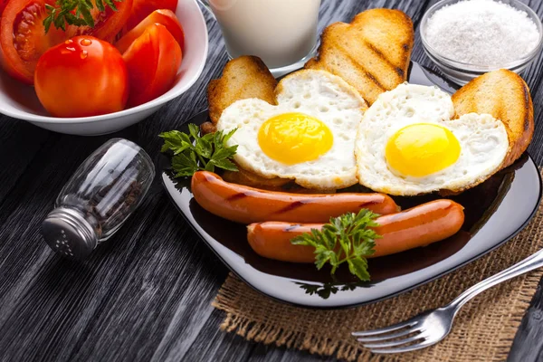 Frühstück Valentinstag Spiegeleier Herzform Und Würstchen Milch Tomaten Auf Dem — Stockfoto