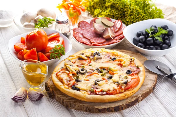 Deliciosa Pizza Italiana Ingredientes Servidos Mesa Madera Blanca — Foto de Stock