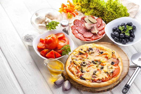 Deliciosa Pizza Italiana Ingredientes Servidos Mesa Madera Blanca — Foto de Stock