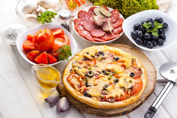 Deliciosa Pizza Italiana Ingredientes Servidos Mesa Madera Blanca — Foto de Stock