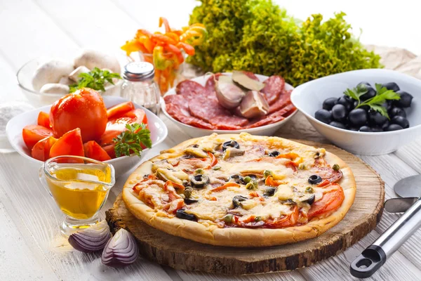 Deliciosa Pizza Italiana Ingredientes Servidos Mesa Madera Blanca — Foto de Stock