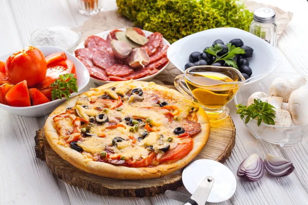 Deliciosa Pizza Italiana Ingredientes Servidos Mesa Madera Blanca — Foto de Stock