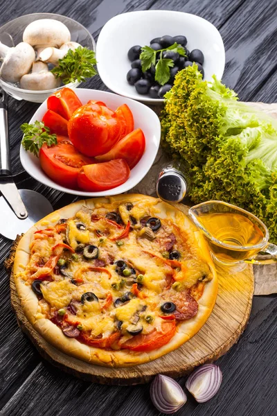 Deliciosa Pizza Casera Ingredientes Servidos Mesa Madera Negra — Foto de Stock