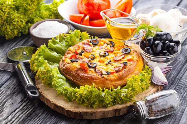Köstliche Hausgemachte Pizza Und Zutaten Auf Dem Schwarzen Holztisch Serviert — Stockfoto