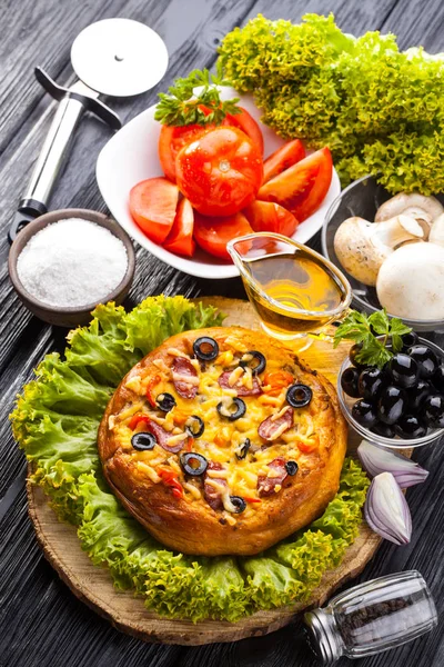 Deliciosa Pizza Casera Ingredientes Servidos Mesa Madera Negra — Foto de Stock