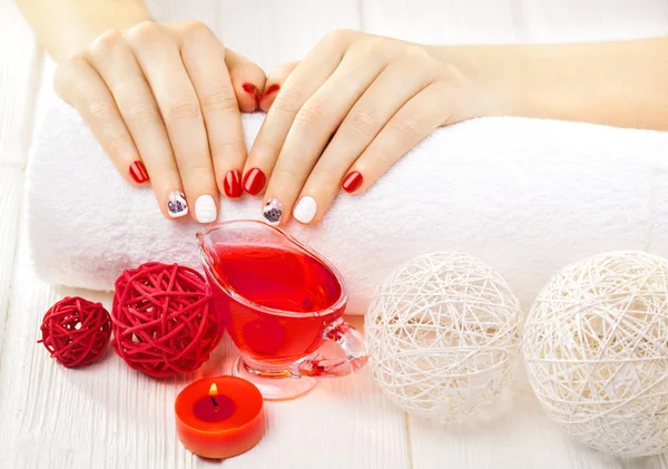 Mooie Rode Manicure Met Dekor Handdoek Witte Houten Tafel Spa — Stockfoto