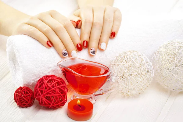 Bella Manicure Rossa Con Dekor Asciugamano Sul Tavolo Legno Bianco — Foto Stock