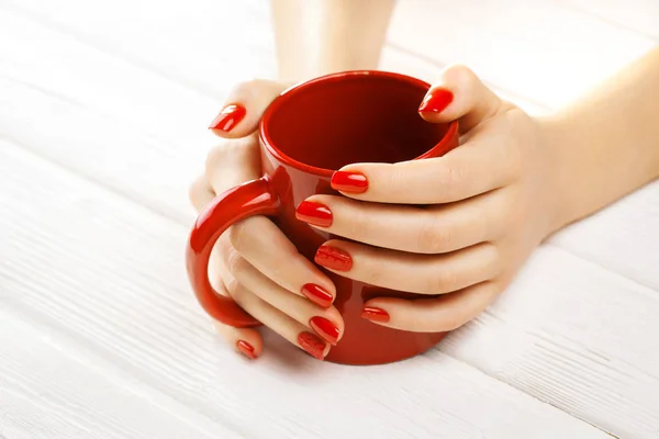 Belle Manucure Rouge Avec Une Tasse Thé Sur Table Bois — Photo