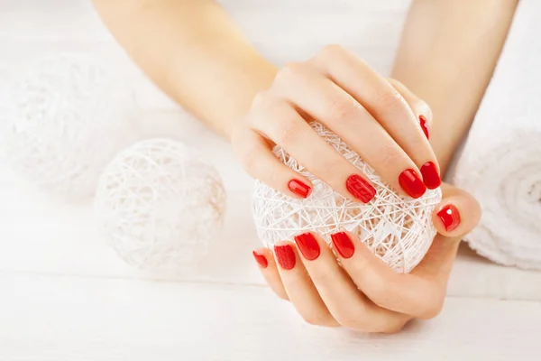 Rode Manicure Met Een Witte Bal Van Garen Witte Houten — Stockfoto