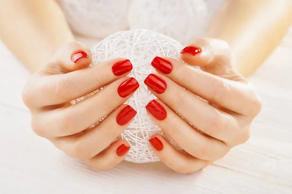 Rode Manicure Met Een Witte Bal Van Garen Witte Houten — Stockfoto