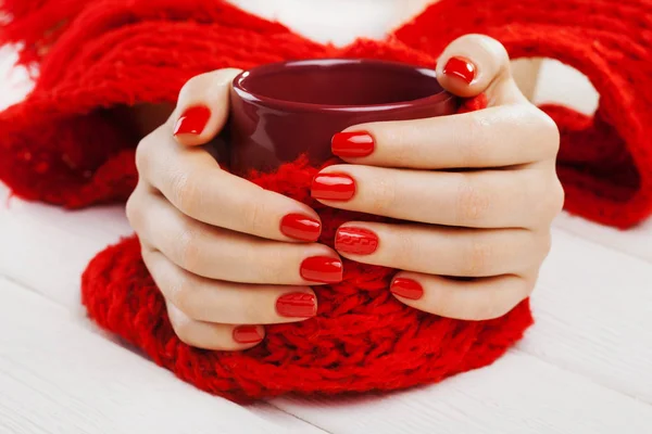 Piękny Czerwony Manicure Filiżanką Herbaty Biały Drewniany Stół — Zdjęcie stockowe