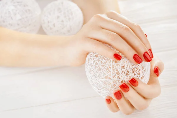 Manicure Vermelho Com Uma Bola Branca Fio Mesa Madeira Branca — Fotografia de Stock