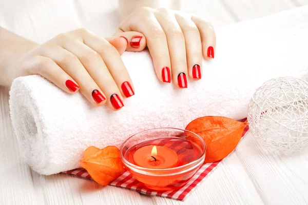 Hermosa Manicura Roja Con Dekor Toalla Mesa Madera Blanca Spa — Foto de Stock