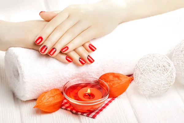 Mooie Rode Manicure Met Dekor Handdoek Witte Houten Tafel Spa — Stockfoto