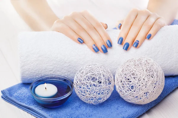 Piękny Niebieski Manicure Ręcznikiem Biały Drewniany Stół Dekor Spa — Zdjęcie stockowe