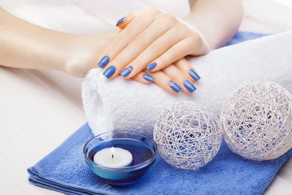 Hermosa Manicura Azul Con Dekor Toalla Mesa Madera Blanca Spa —  Fotos de Stock