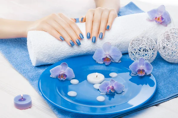 Bella Manicure Blu Con Arredamento Orchidea Asciugamano Sul Tavolo Legno — Foto Stock