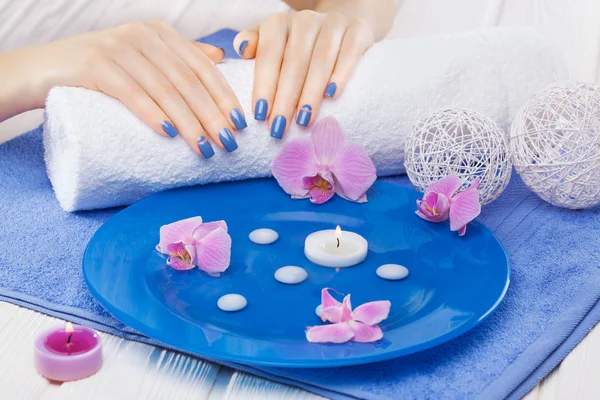 Hermosa Manicura Azul Con Decoración Orquídea Toalla Mesa Madera Blanca — Foto de Stock