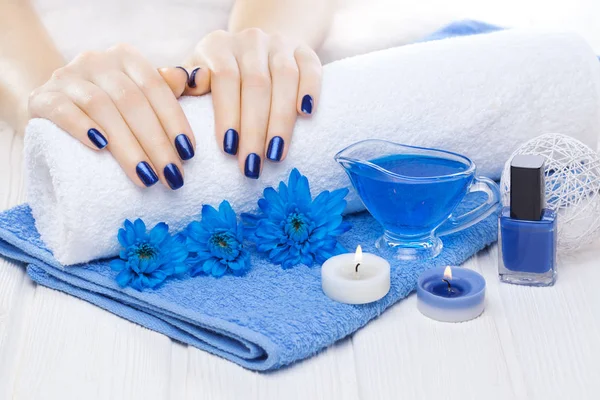 Hermosa Manicura Azul Con Aceite Velas Crisantemo Toalla Mesa Madera — Foto de Stock