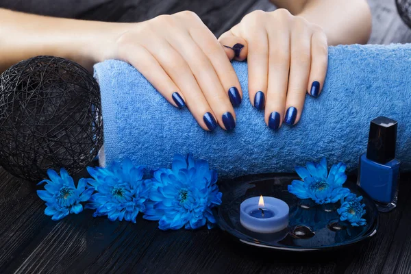 Bela Manicure Azul Com Óleo Velas Crisântemo Toalha Mesa Madeira — Fotografia de Stock