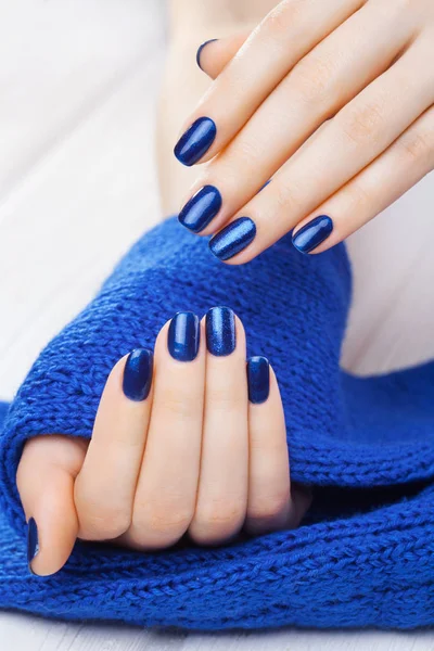 Blauwe Manicure Met Een Blauwe Gebreide Sjaal Witte Houten Tafel — Stockfoto