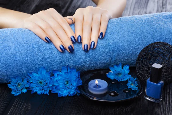 Bela Manicure Azul Com Óleo Velas Crisântemo Toalha Mesa Madeira — Fotografia de Stock