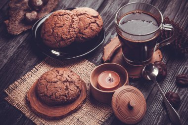 Ahşap masa siyah arka plan üzerine ev yapımı çikolatalı kurabiye. Yemek pişirme.