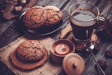 Ahşap masa siyah arka plan üzerine ev yapımı çikolatalı kurabiye. Yemek pişirme.