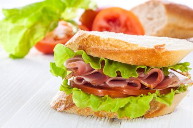 salata domates ve Beyaz ahşap bir masa üzerinde kurutulmuş et lezzetli taze butterbrod