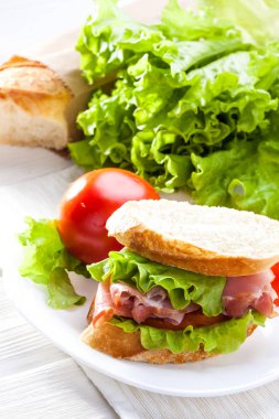 salata domates ve Beyaz ahşap bir masa üzerinde kurutulmuş et lezzetli taze butterbrod