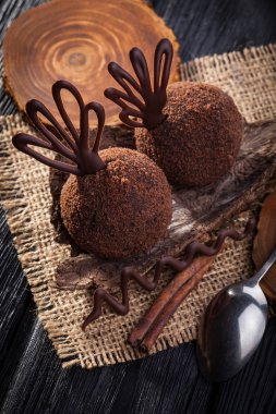 Dekor siyah ahşap zemin ile çikolatalı kek