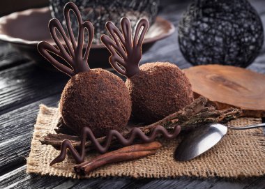 Dekor siyah ahşap zemin ile çikolatalı kek