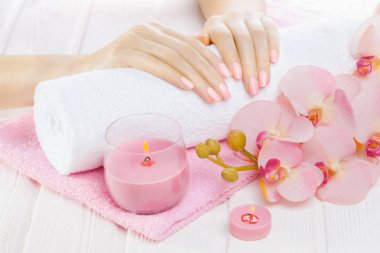 dekor, orkide, havlu ve Beyaz ahşap masa mum ile güzel pembe manikür. Spa