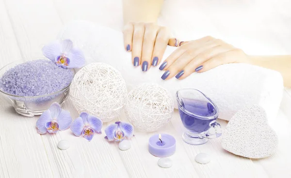 Hermosa Manicura Azul Con Decoración Orquídea Toalla Mesa Madera Blanca —  Fotos de Stock