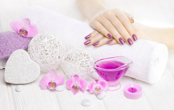 Mooie Roze Manicure Met Decor Orchid Handdoek Kaarsen Witte Houten — Stockfoto