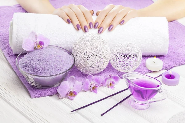 Bella Manicure Rosa Con Arredamento Orchidea Asciugamano Candele Sul Tavolo — Foto Stock