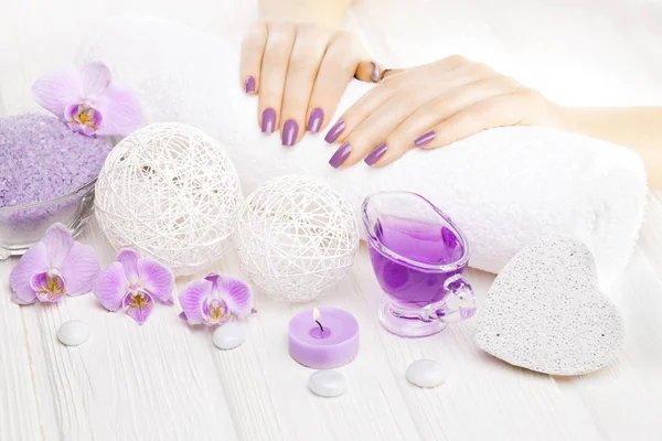 Piękny Manicure Różowy Wystrój Orchidea Ręcznik Świece Biały Drewniany Stół — Zdjęcie stockowe