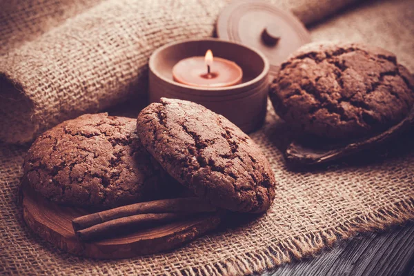 Biscoitos Chocolate Com Vela Chocolate Fundo Serapilheira — Fotografia de Stock