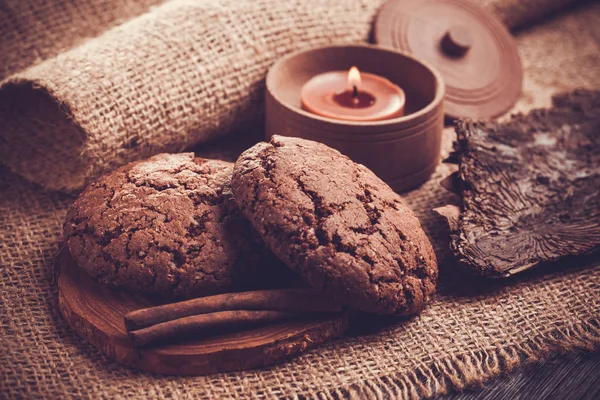 Biscotti Cioccolato Con Candela Cioccolato Sullo Sfondo Della Iuta — Foto Stock